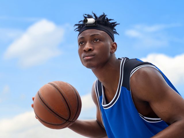 Insta360 GO 3S Cam am Stirnband eines Basketballers