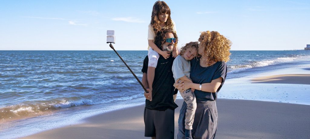 Familie am Strand mit Insta360 GO 3S mit Selfiestick