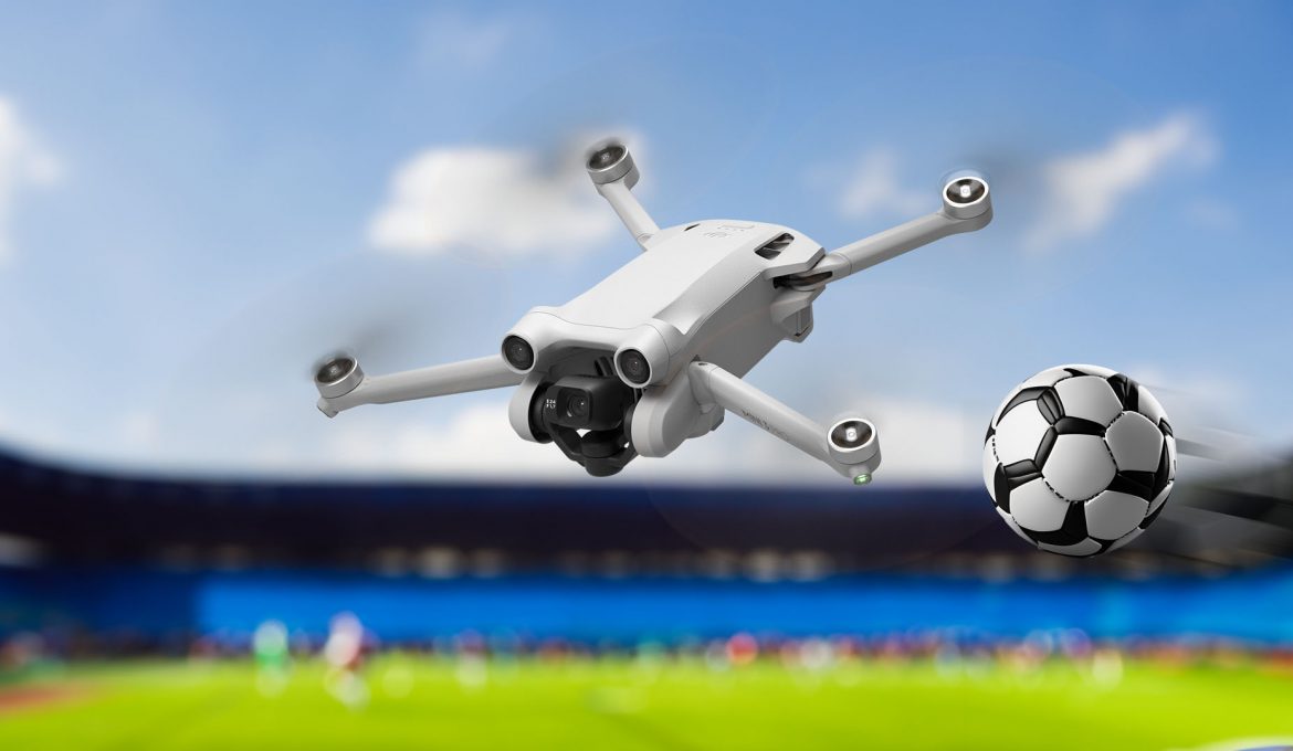 DJI Mini 3 Pro Drohne über Stadion mit Fußball