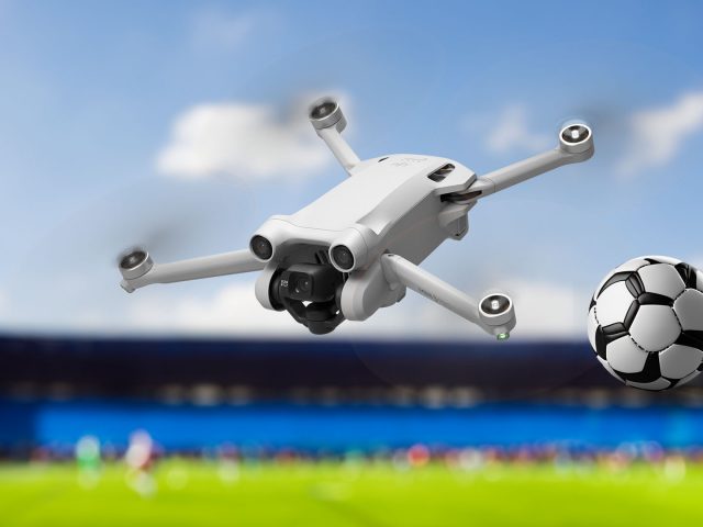 DJI Mini 3 Pro Drohne über Stadion mit Fußball