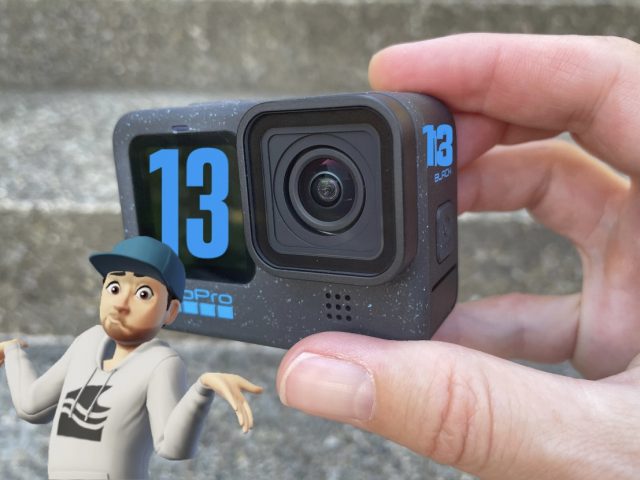 Hand hält GoPro mit 13 Schriftzug