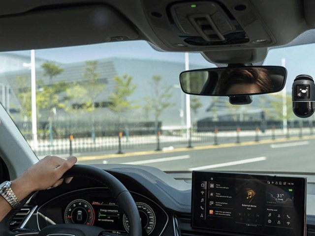 Mann am Steuer mit Dashcam Straßenansicht