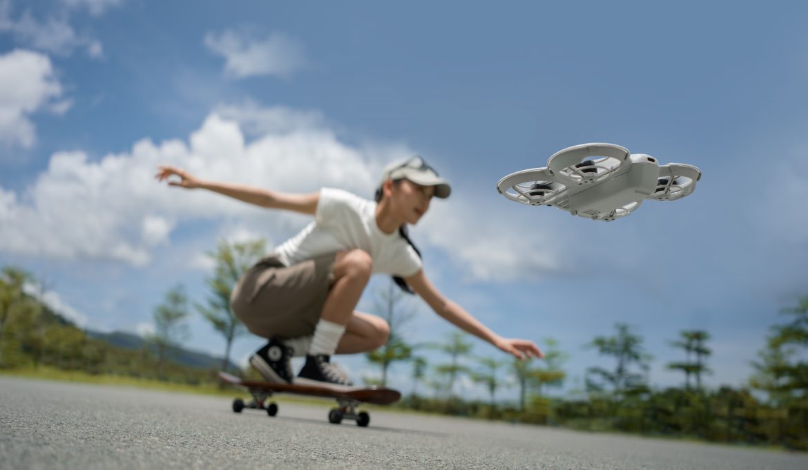 DJI Neo Drohne filmt Skateboarderin