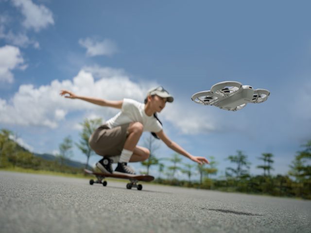 DJI Neo Drohne filmt Skateboarderin