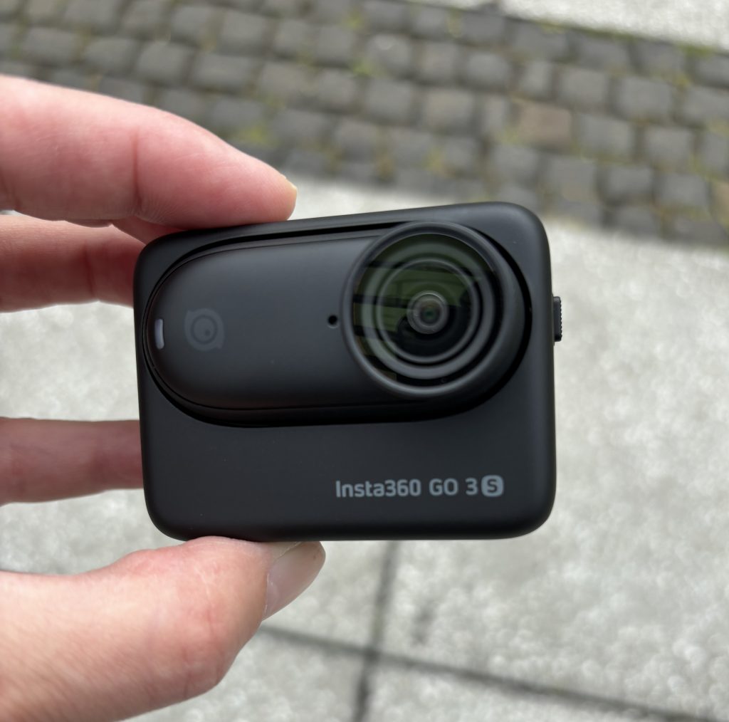 Hand hält Insta360 GO 3S