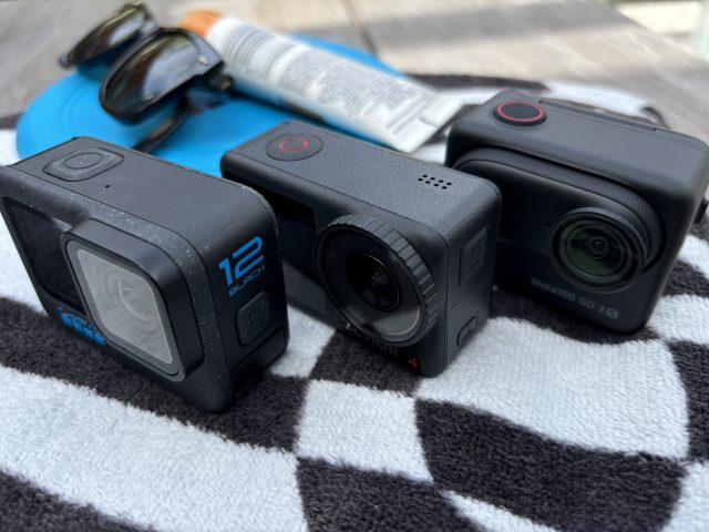 Drei Actioncams auf Handtuch mit Sommer-Accessoires