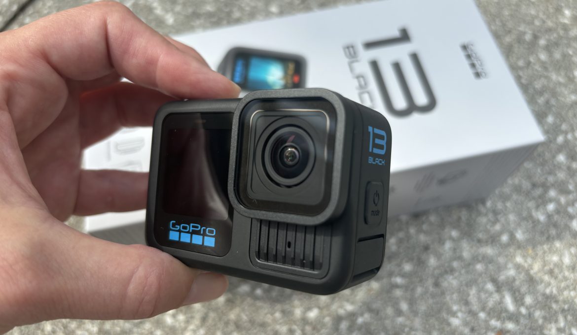 Hand hält GoPro HERO13 Black über OVP