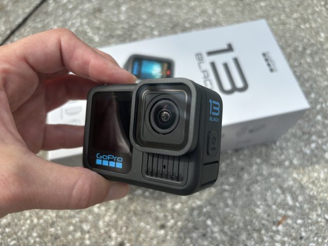 Hand hält GoPro HERO13 Black über OVP