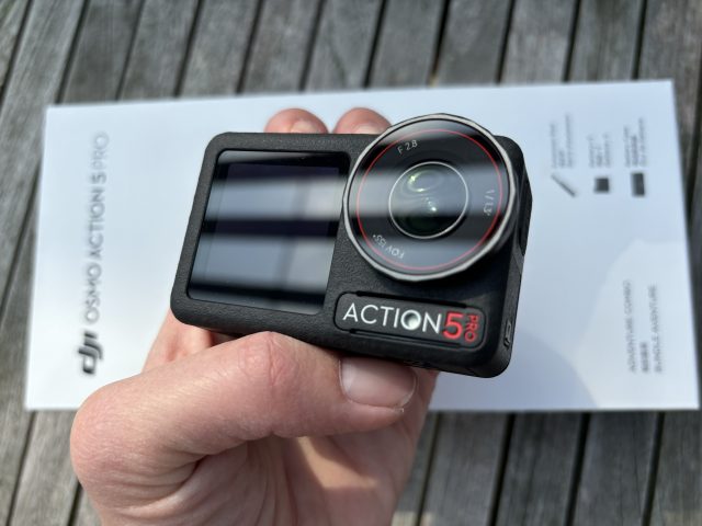 Hand hält DJI Osmo Action 5 PRO über OVP