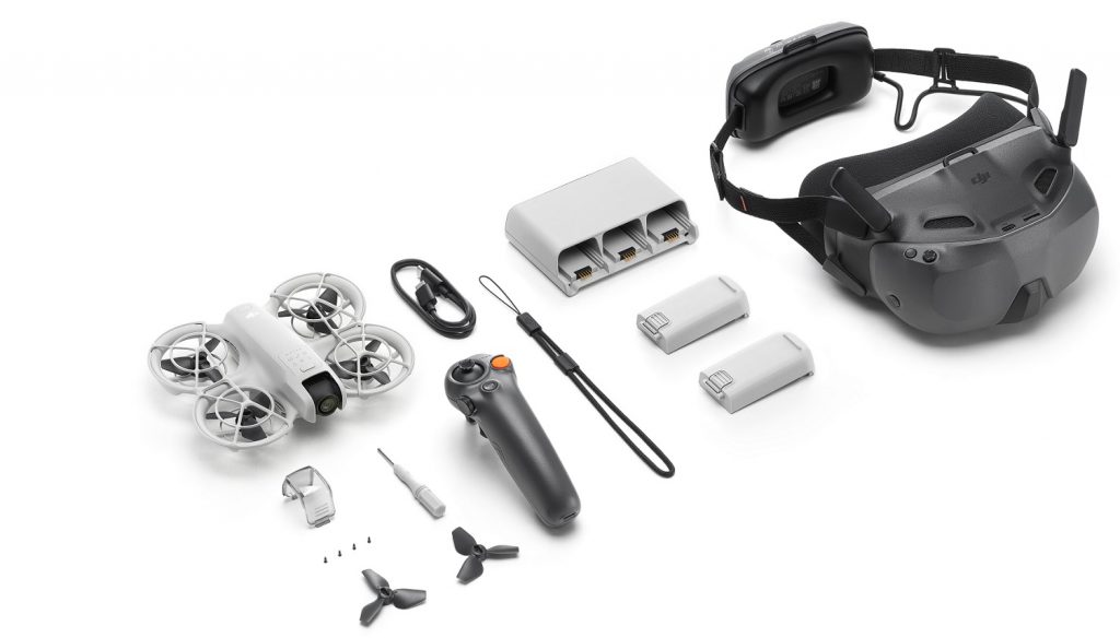 Alle Bestandteile der DJI Neo Motion Fly More Combo freigestellt