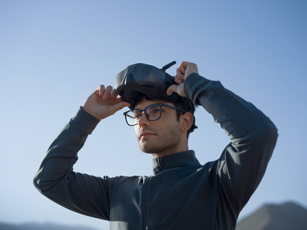 Mann mit Brille und FPV Brille auf der Stirn